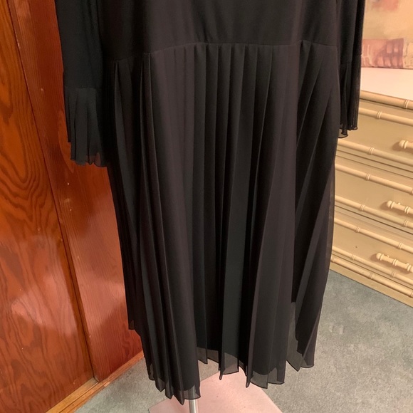 Black Formal Accordion Pleated Accent Style Dress - Picture 4 of 10